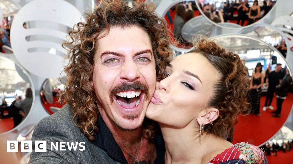 Australian musician's US ban prompts apology from girlfriend over Trump post - BBC
