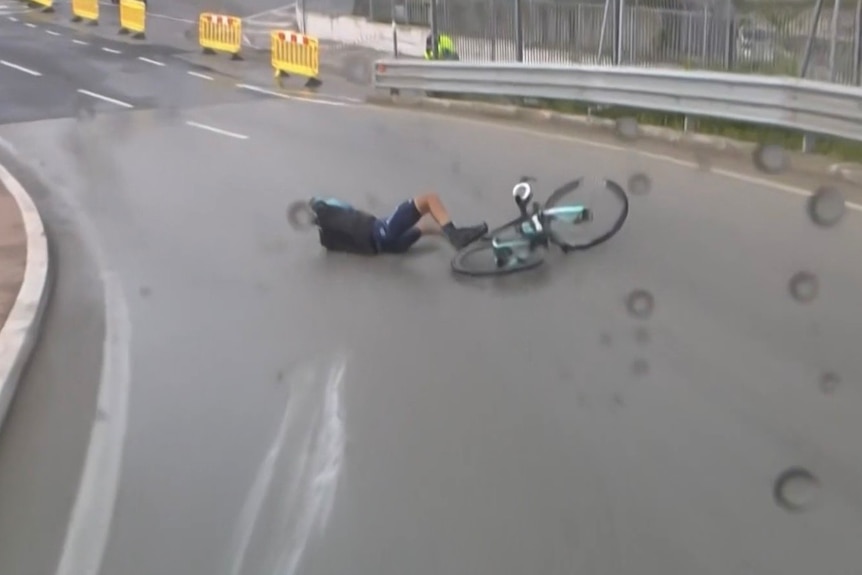 Afonso Eulálio slides off his bike in a cycling race