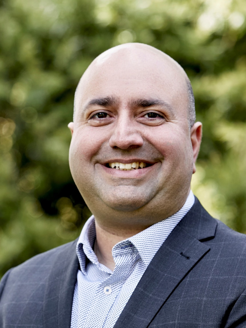 Zareh Ghazarian smiles in a suit.