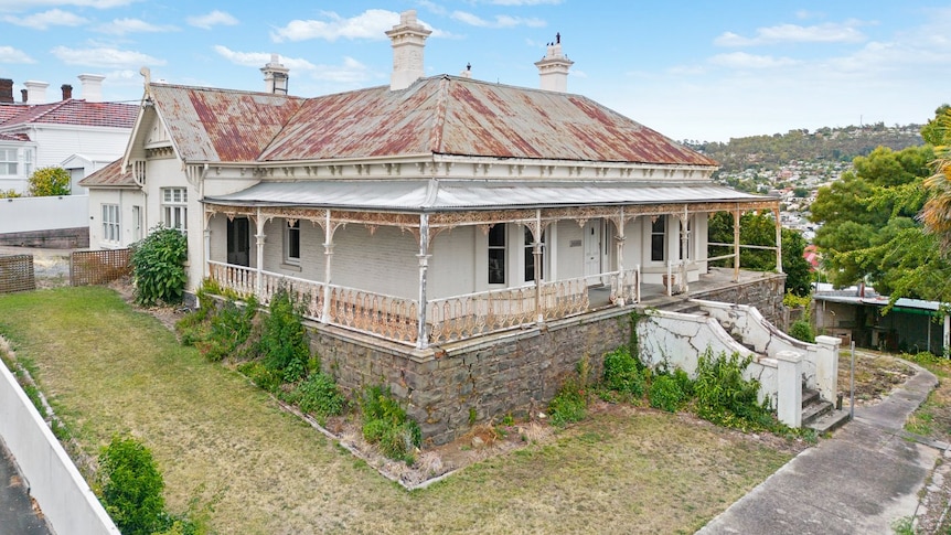 The house looks vastly different to the "digitally enhanced" images.