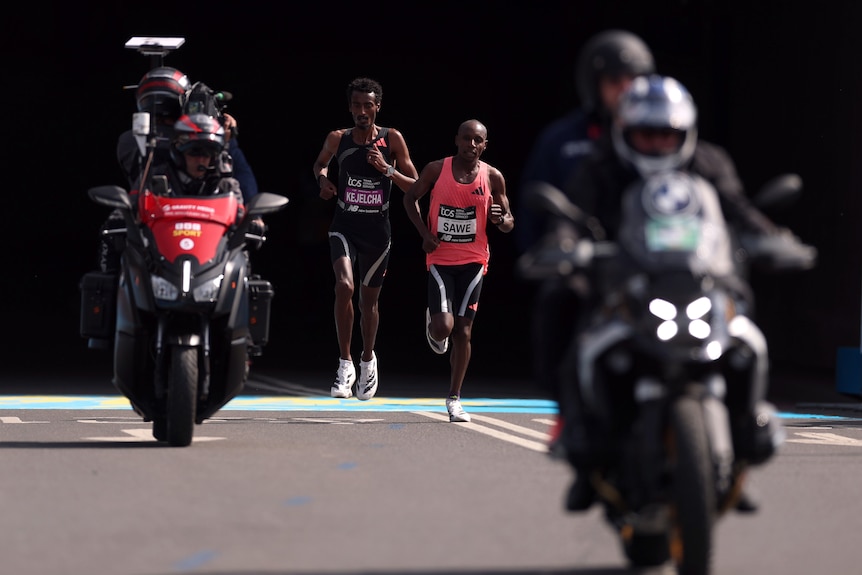 Sabastian Sawe runs with Yomif Kejelcha.