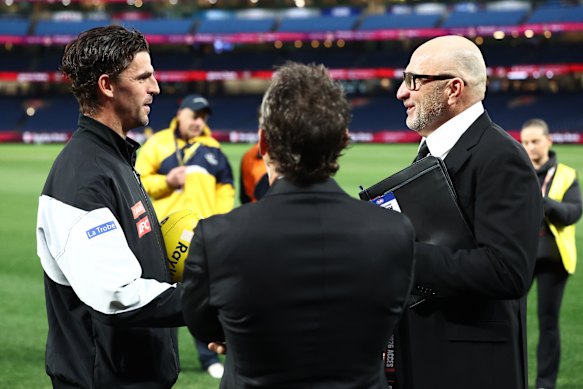 Scott Pendlebury of the Magpies with Barry Carp - president and Craig Kelly - Collingwood CEO.