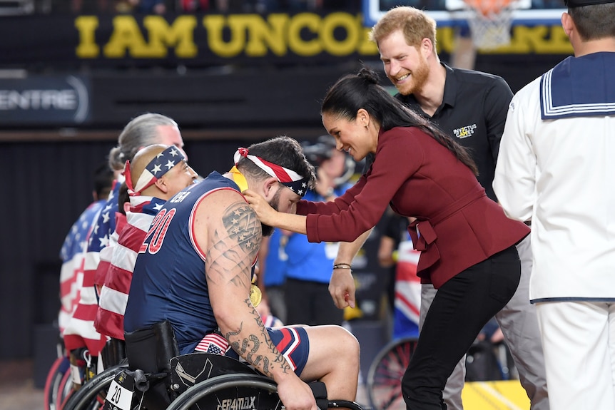 Meghan Markle puts medal on wheelchair athlete