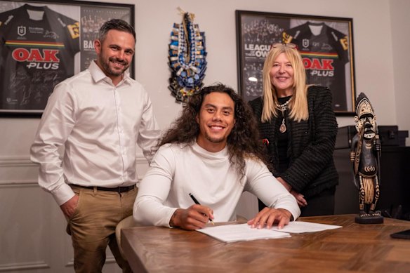 Jarome Luai (centre) is flanked by PNG Chiefs CEO Lorna McPherson and general manager of football Michael Chammas as he signs with the new team.