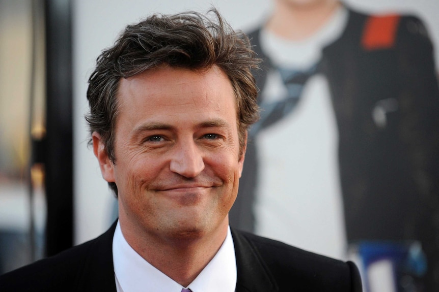 A picture of Matthew Perry at a film premiere.