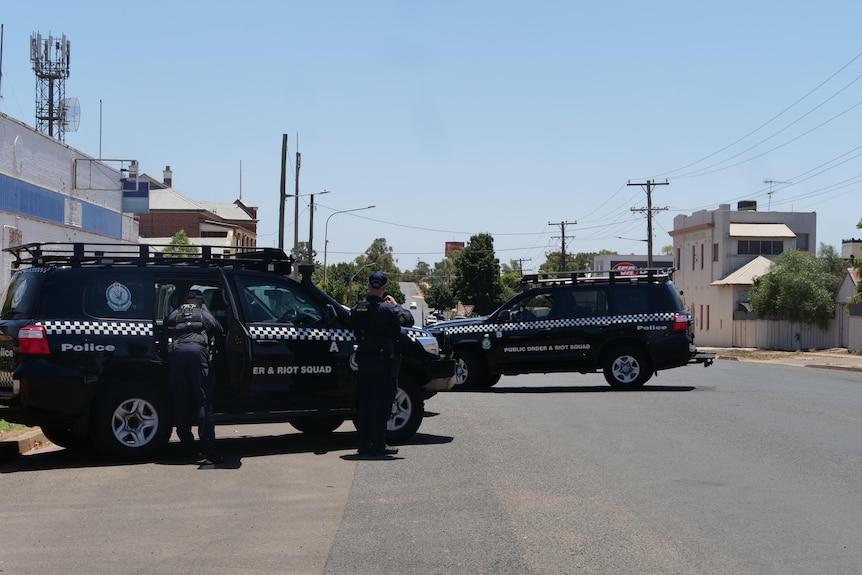nsw police officer in the town of lake cargelligo searching for an accused triple killer