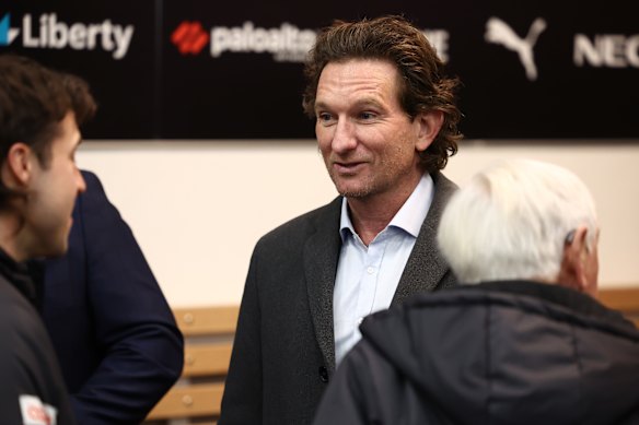 There is a groundswell of support, inside and outside Essendon, for James Hird to return as senior coach.