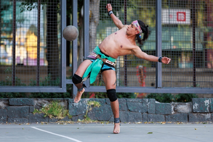 A player hits the hule