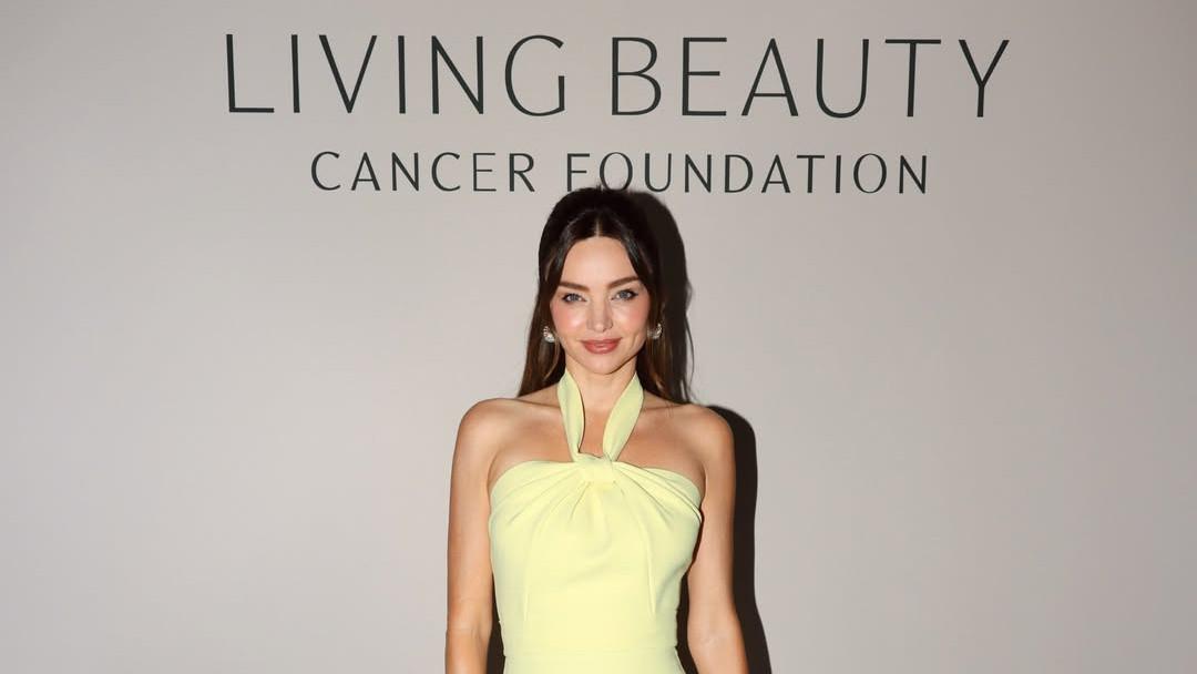 Miranda Kerr suffered wardrobe malfunction while accepting the Living Beauty Award for commitment to health