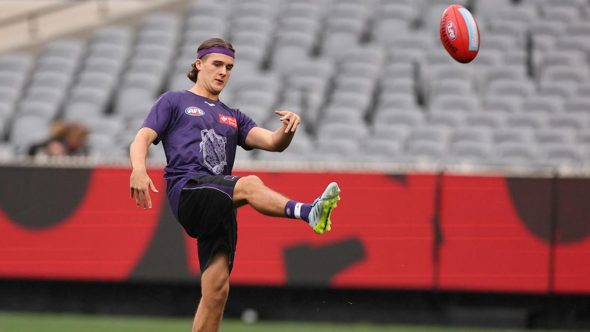 AFL live scores: Walyalup (Fremantle) Dockers aiming to equal best ever winning streak against Essendon