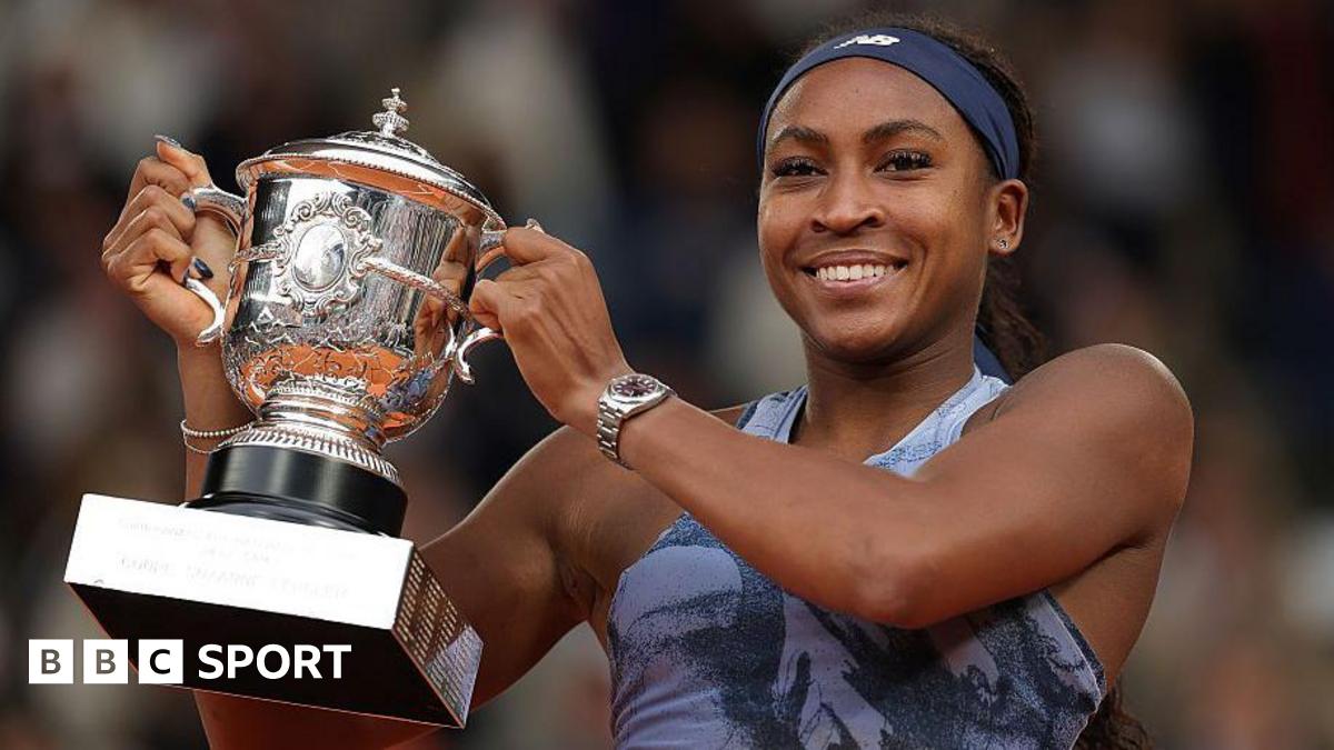 Coco Gauff of United States with the Coupe Suzanne Lenglen trophy