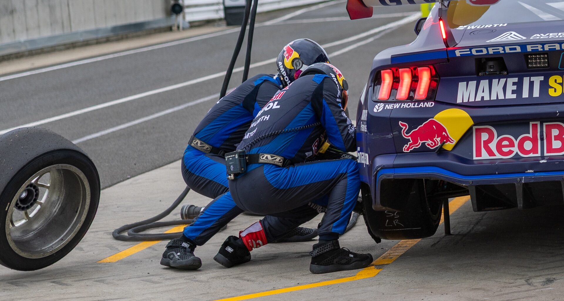 Triple Eight fined for loose wheel in Brown pit stop