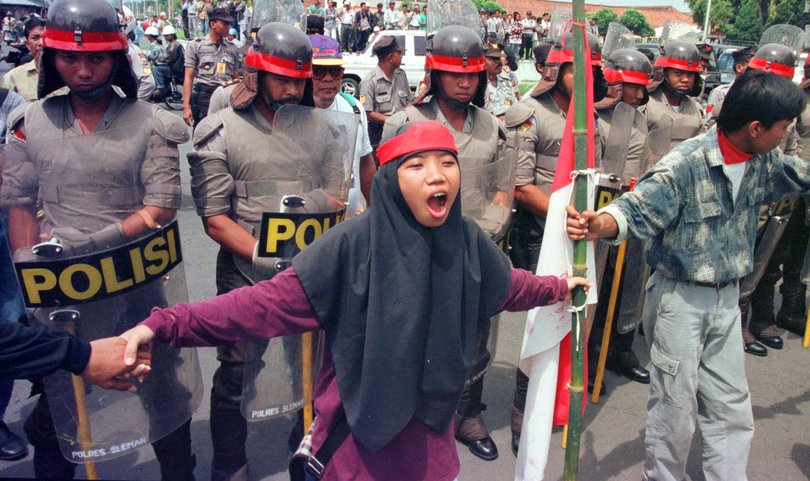 GEN STUDENTS v AUTHORITIES(4) 2/4/98 PIC : TONY ASHBY. Trouble spilled onto the streets when students clashed with the militaryauthorities. Picture: TONY ASHBY