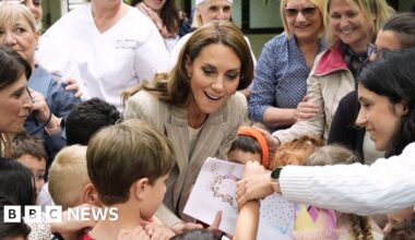 Italians praise Catherine as they turn out for final day of trip - BBC