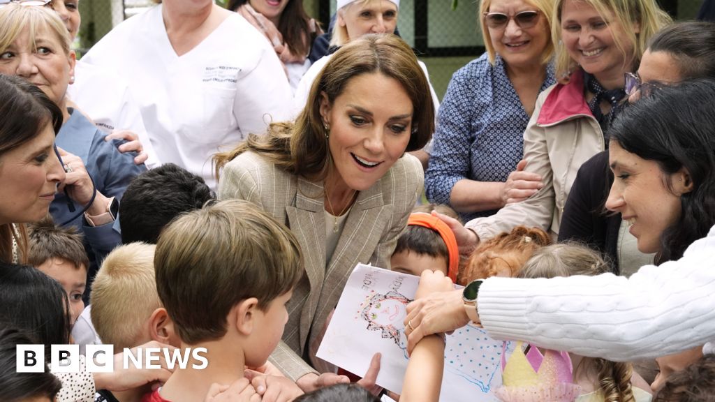 Italians praise Catherine as they turn out for final day of trip - BBC