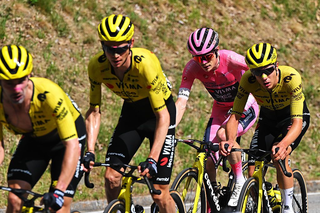Jonas Vingegaard surrounded by his Visma-Lease a Bike teammates