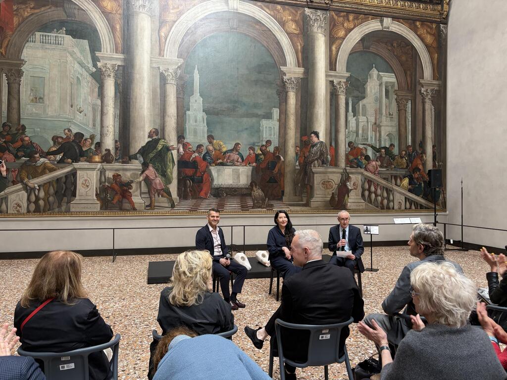 Marina Abramović at a news conference with Israeli curator Shai Baitel, left (Photo: Debby Luzia) מסיבת העיתונאים של מרינה אברמוביץ' עם האוצר שי בייטל (משמאל)