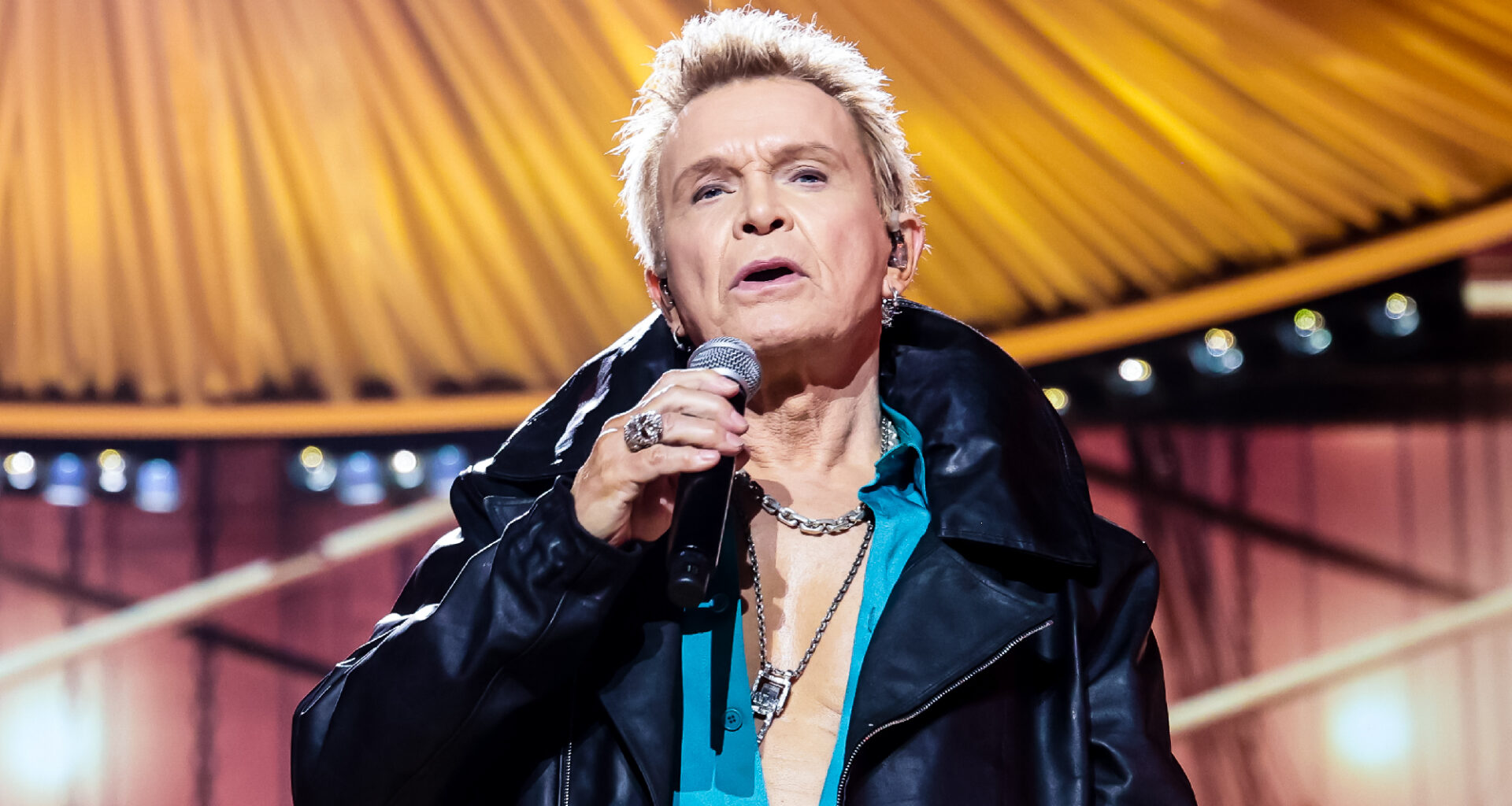 Legendary Rocker Billy Idol Performing Medley of Hits at AMA Awards, To Receive Lifetime Achievement Honor