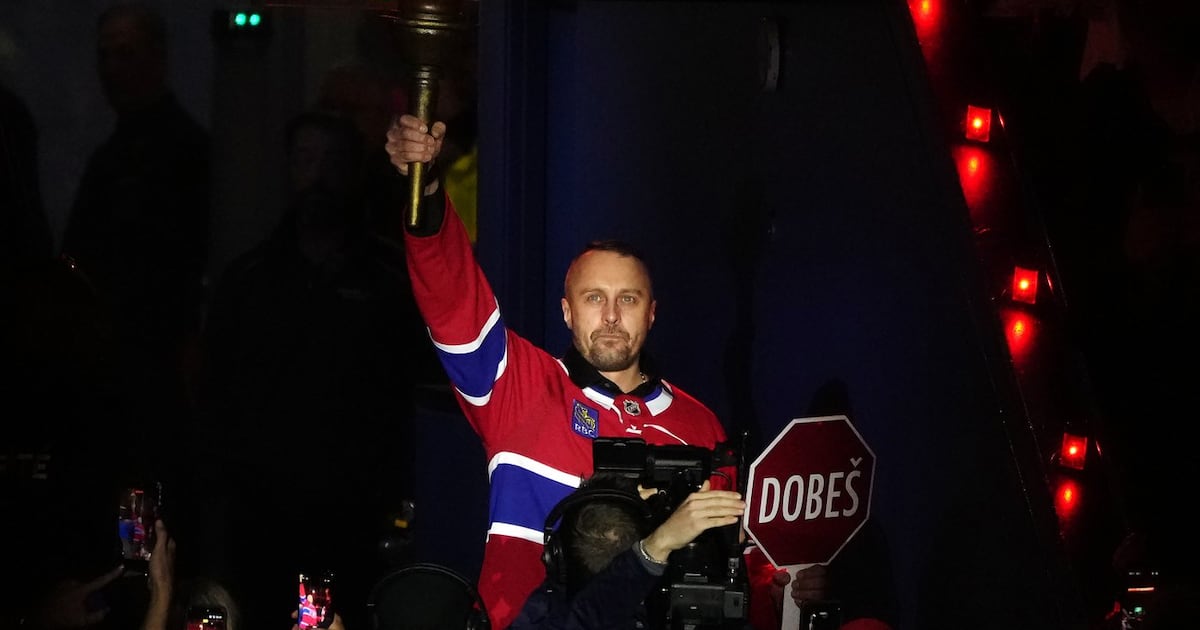 Former Montreal Canadiens goalie Jaroslav Halak carries torch to raucous ovation before Game 4 of Eastern final