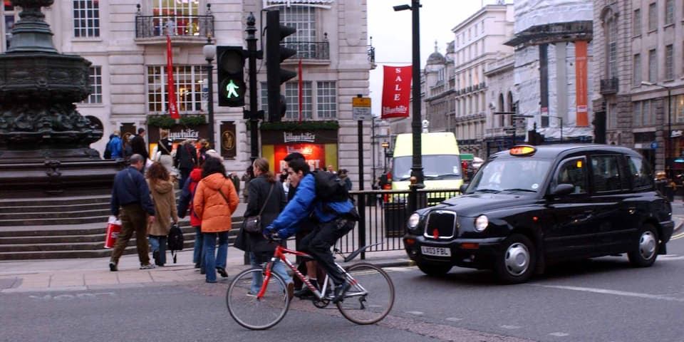 Cyclist crosses red light in Piccadilly Circus