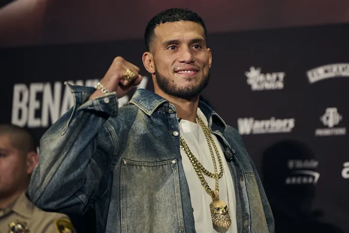 David Benavidez poses for a photo ahead of his February 2025 match against David Morrell.