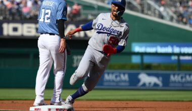 Mookie Betts returns to the Dodgers' lineup after an oblique injury