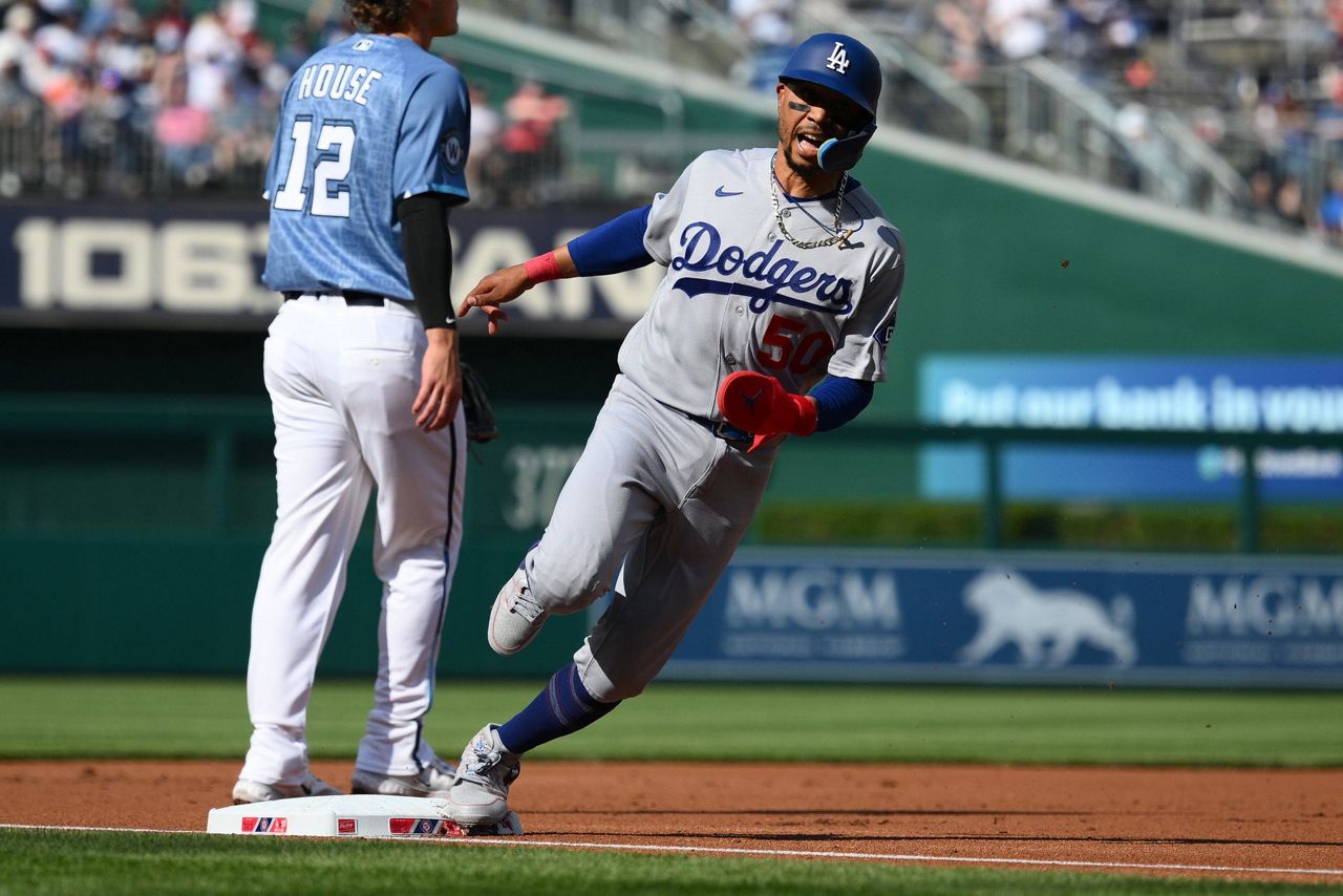 Mookie Betts returns to the Dodgers' lineup after an oblique injury