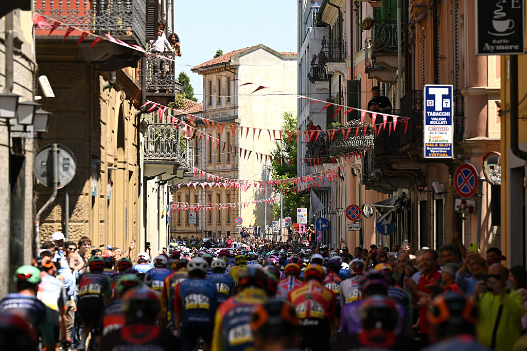 ALESSANDRIA, ITALY - MAY 22: A general view of the peloton competing prior to the 109th Giro d&amp;apos;Italia 2026, Stage 13 a 189km stage from Alessandria to Verbania / #UCIWT / on May 22, 2026 in Alessandria, Italy. (Photo by Dario Belingheri/Getty Images)