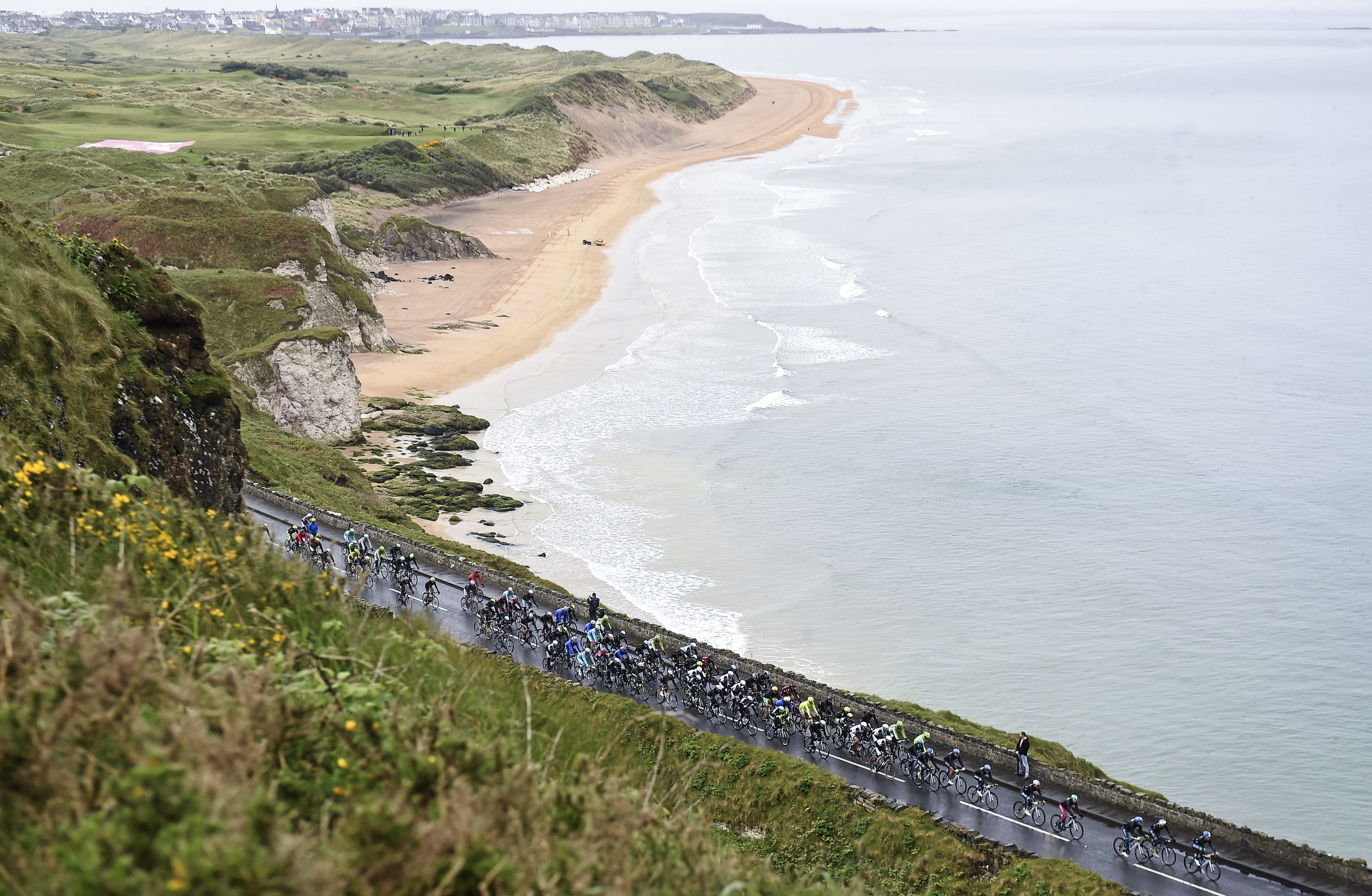 Riders pass Portrush beach on the Dunluce Road during stage 2 of the Giro d'Italia 2014. Belfast - Belfast. Picture credit: Stephen McCarthy / SPORTSFILE