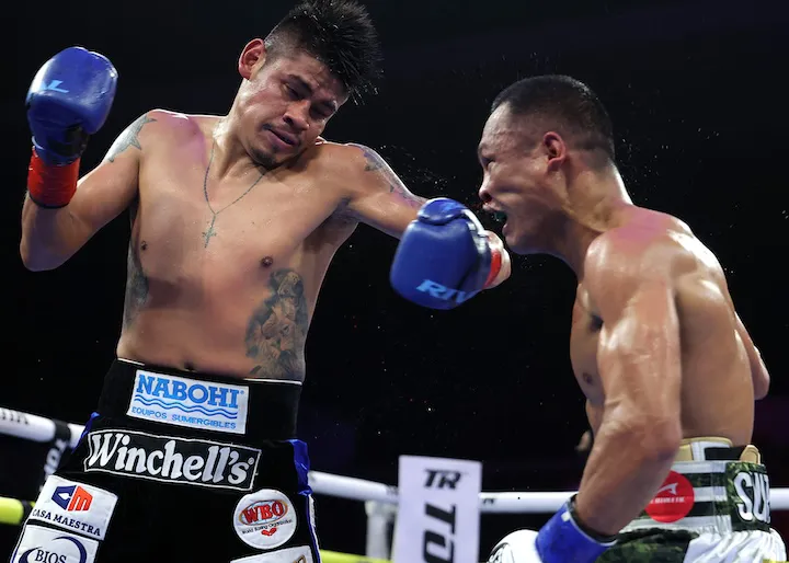 Emanuel Navarrete swings a left hook at Charly Suarez in May 2025