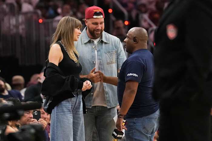 Life of A Basketball Fan: Taylor Swift attends Cavs-Knicks in Cleveland with fiance Travis Kelce