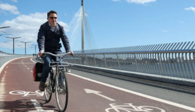 Helsinki's costly cycling push draws crowds - and criticism