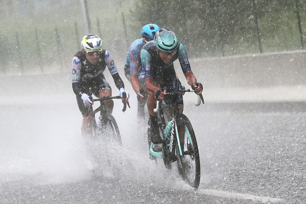 Afonso Eulalio races through a heavy downpour with Einer Rubio and Thomas Silva