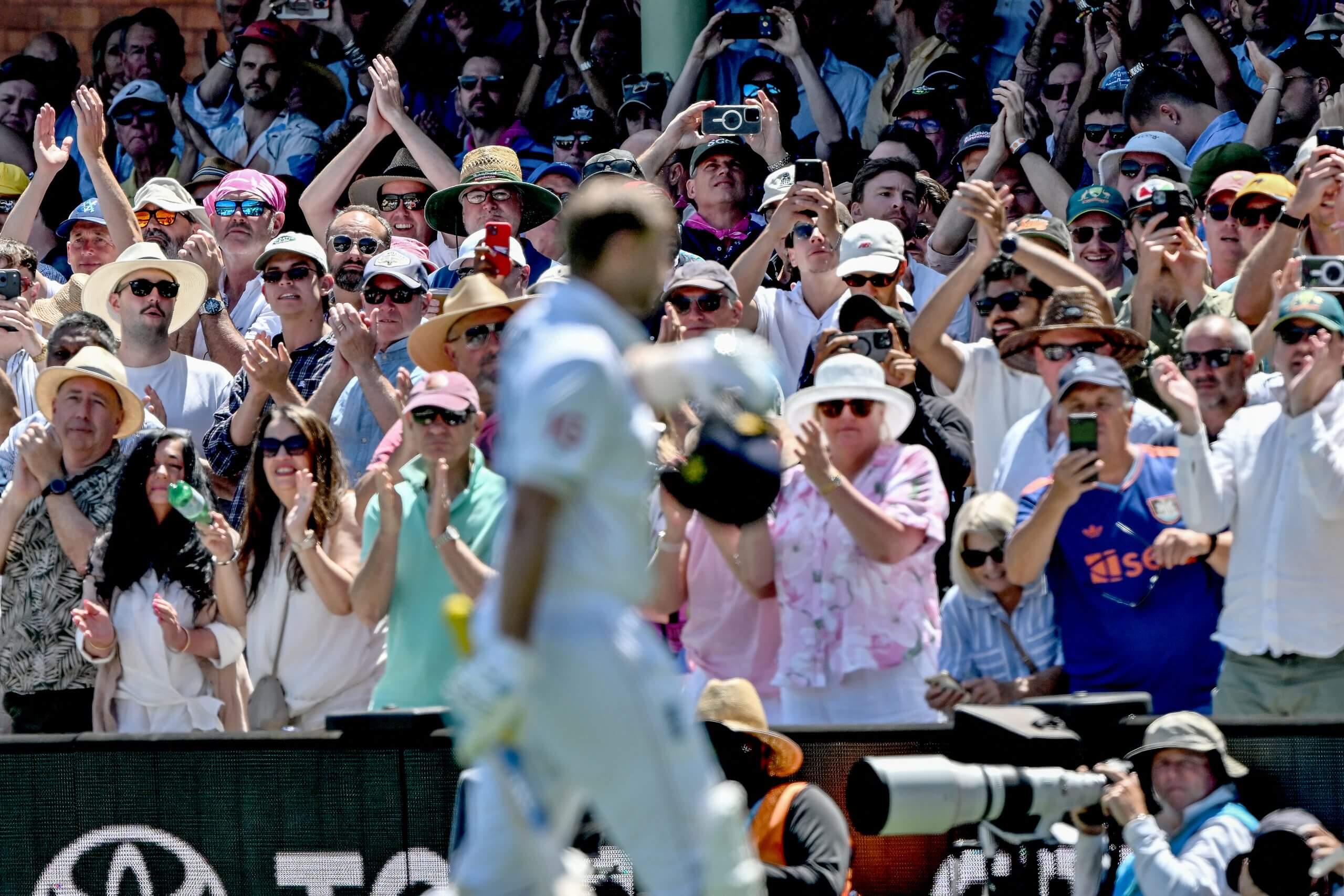 Sydney rises for Joe Root