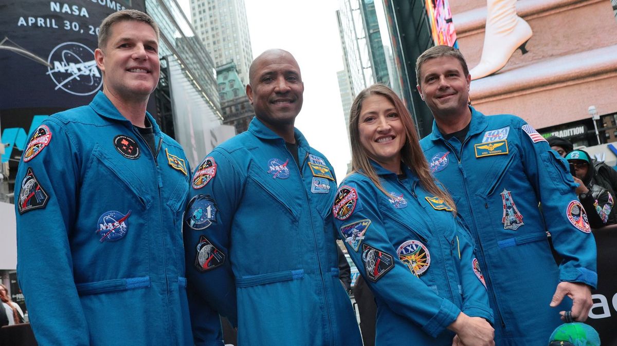 Astronauts who spent 10 days in space reveal 'weird' experience as they approached dark side of the Moon