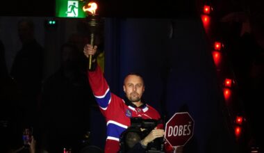 Former Canadiens goalie Halak carries torch to raucous ovation before Game 4
