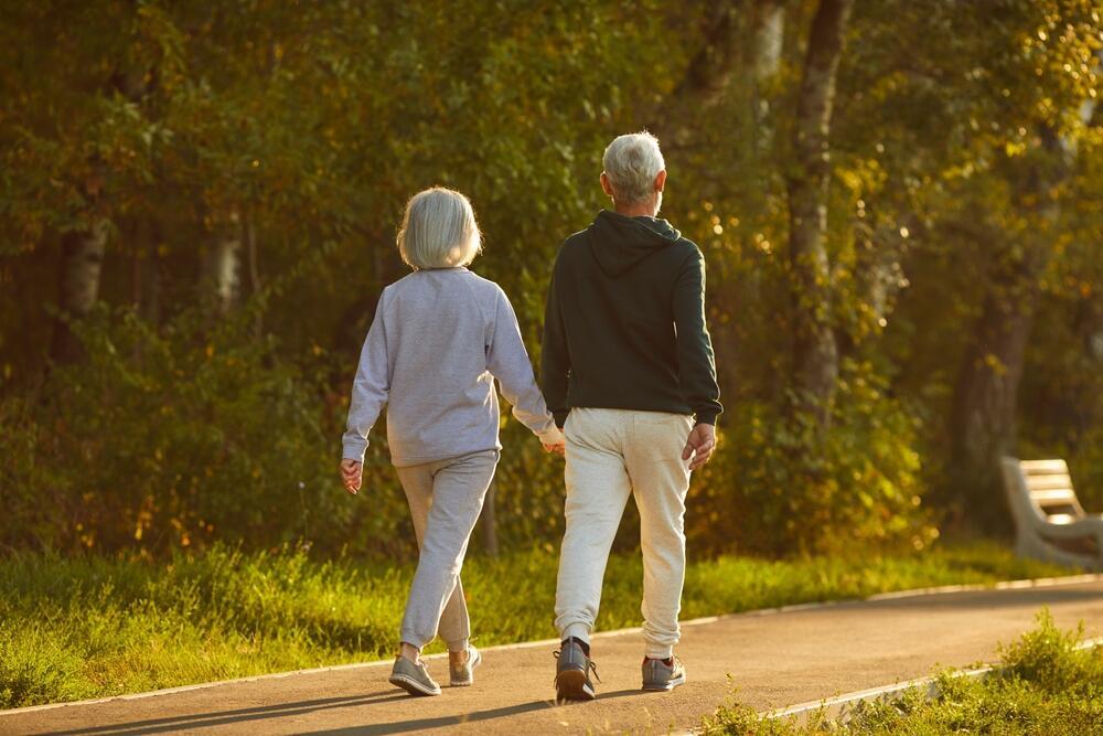 How much should adults over 60 walk? (Photo: Shutterstock) הליכה