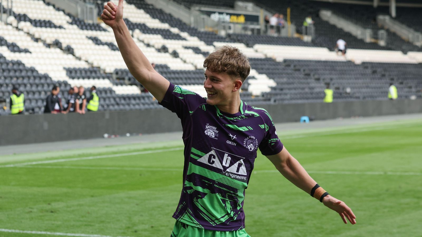 Castleford pair make Championship loan move