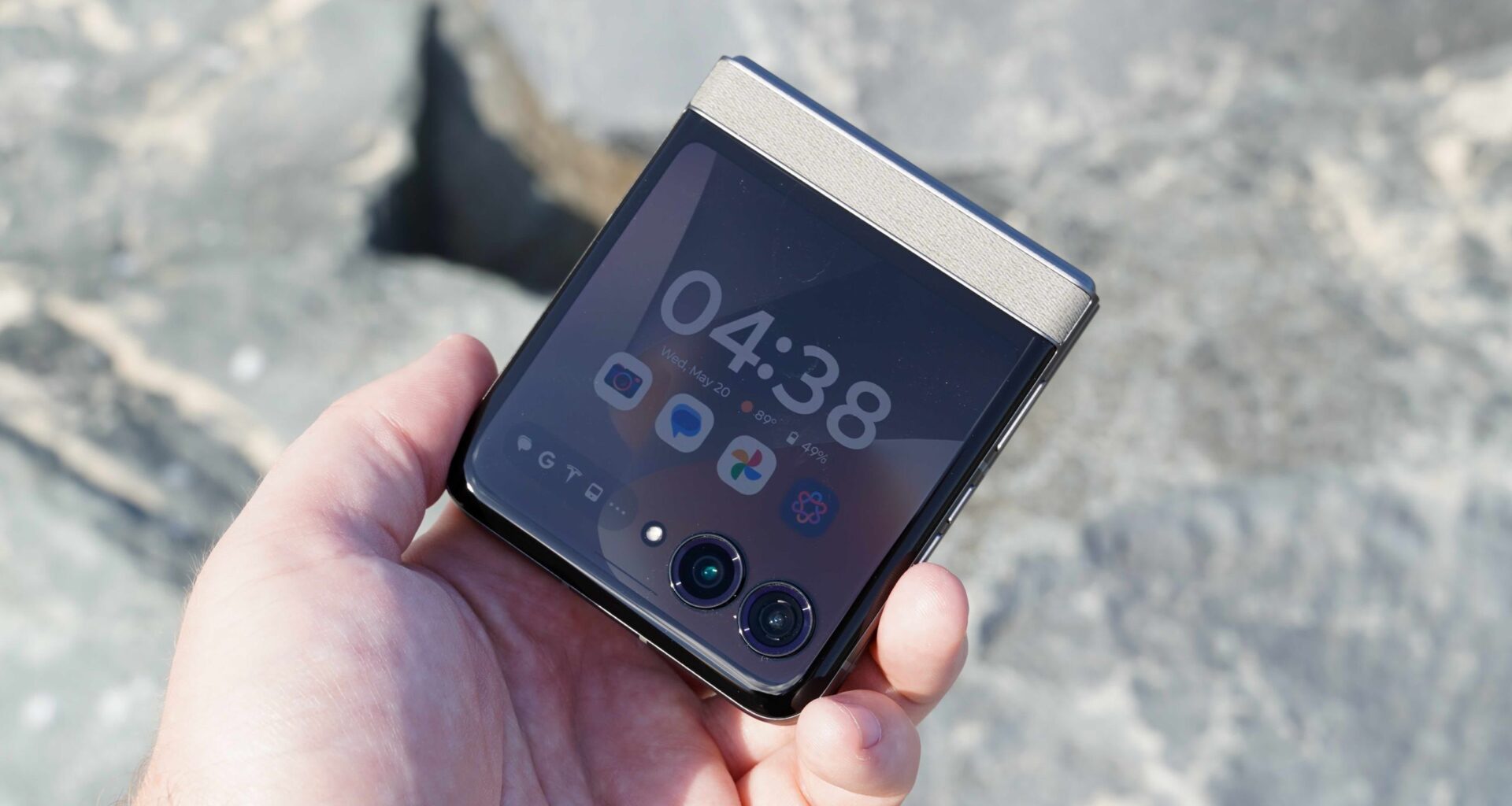 Verizon will already give you a FREE Motorola Razr (2026) with this new deal — plus a $100 gift card, because why not?