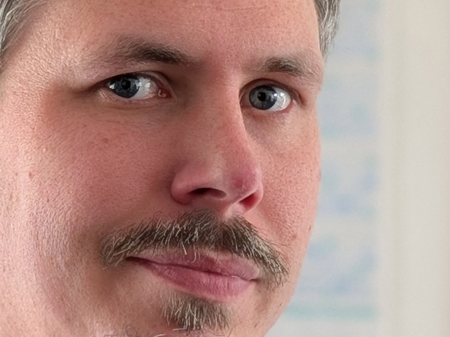 Pixel 10 Pro XL portrait indoors crop
