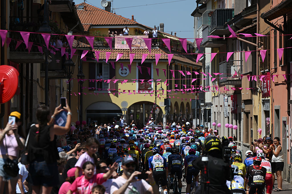 CASSANO D&amp;apos;ADDA, ITALY - MAY 27: A general view of the peloton prior to the 109th Giro d&amp;apos;Italia 2026, Stage 17 a 202km stage from Cassano d&amp;apos;Adda to Andalo 1012m / #UCIWT / on May 27, 2026 in Cassano d&amp;apos;Adda, Italy. (Photo by Dario Belingheri/Getty Images)