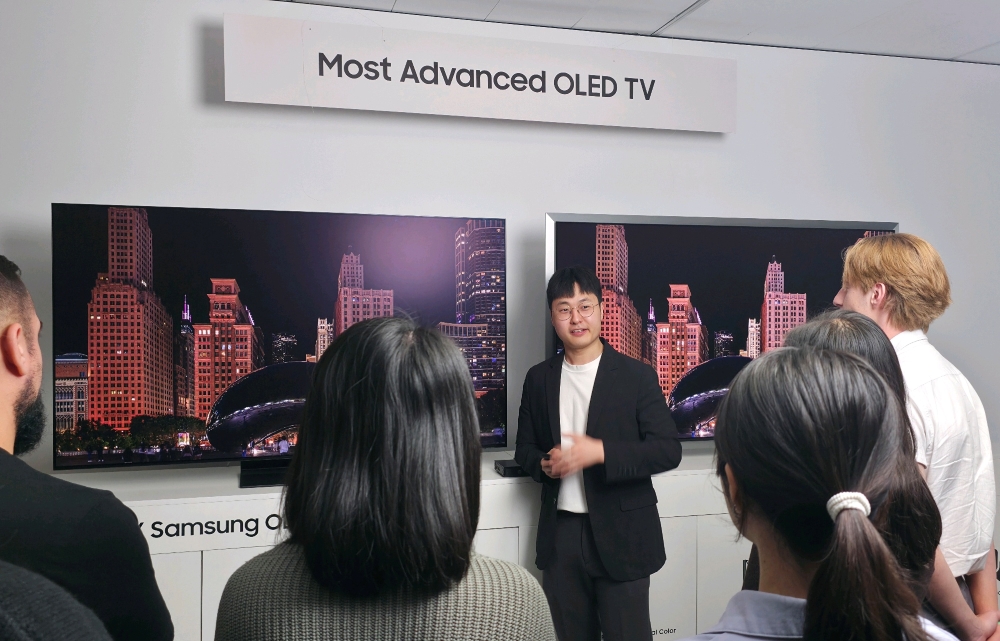 Samsung presents its latest OLED innovations, including improvements in brightness, HDR performance and AI-based features.
