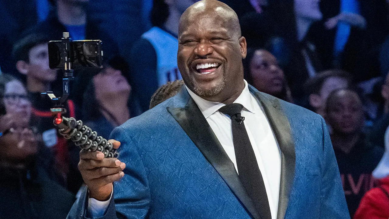 Shaquille O'Neal trolls Charles Barkley during his LSU master's degree graduation ceremony