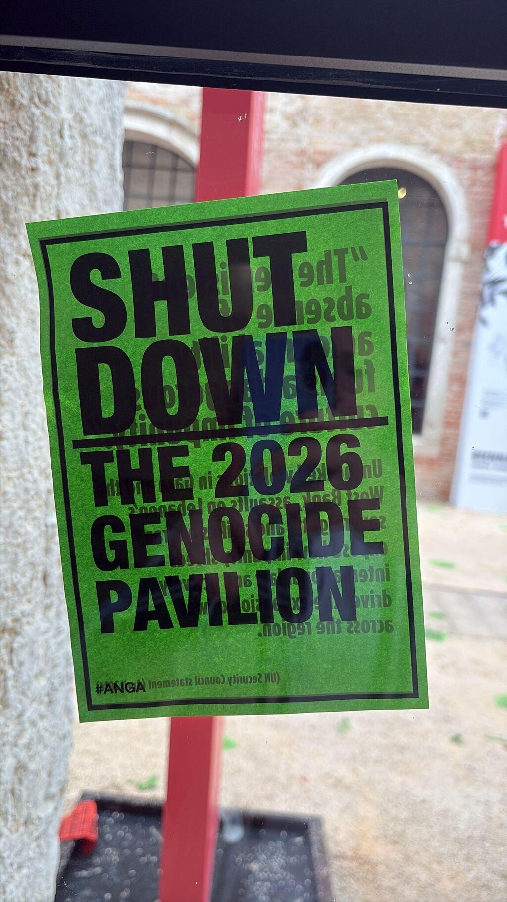A protest outside the Israeli pavilion at the Venice Biennale (Photo: Debby Luzia) מחאה מחוץ לביתן הישראלי בביאנלה בוונציה