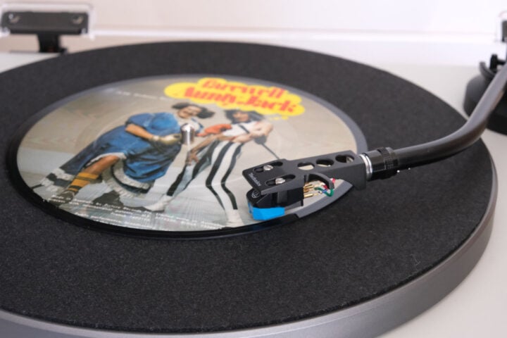 close up of turntable stylus