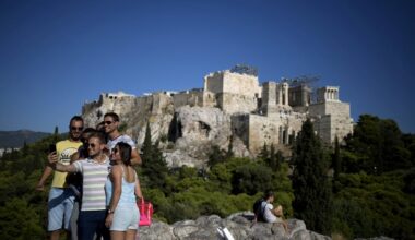 Tourists stay less but spend more