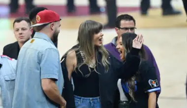 Is Taylor Swift a Knicks or Cavs fan? Pop superstar flanks Travis Kelce at ECF Game 3 image