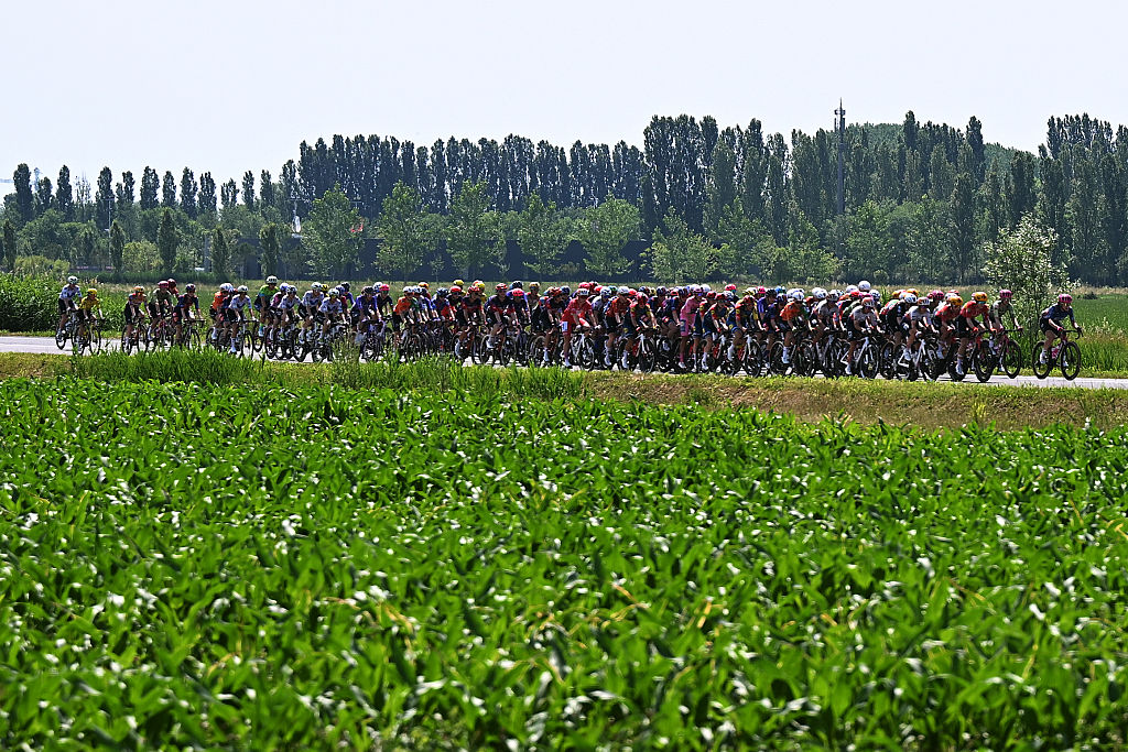 The peloton during stage 2 of the 2026 Giro d'Italia Women 2026, from Roncade to Caorle, Italy. (Photo by Luc Claessen/Getty Images)
