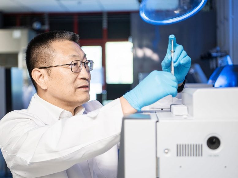 Yuan Zhiguo Preparing Sample in Laboratory