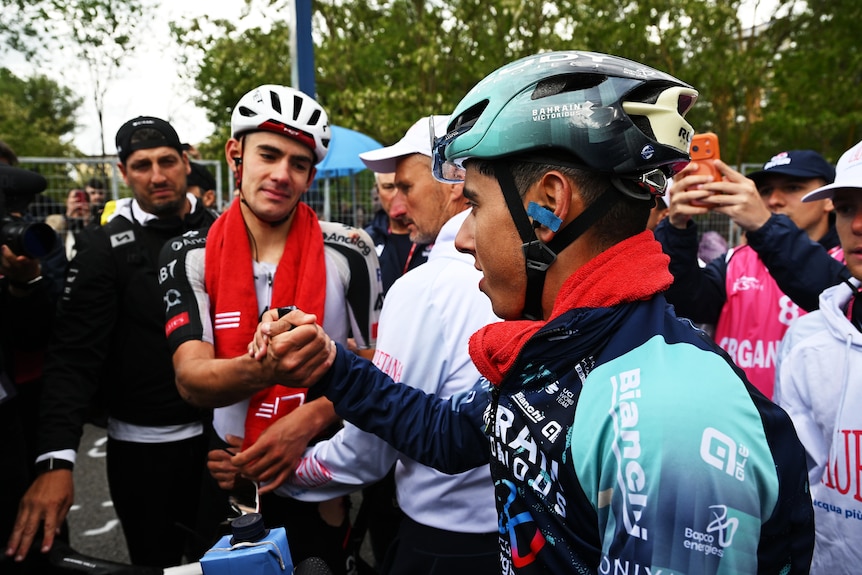 Igor Arrieta and Afonso Eulalio shake hands